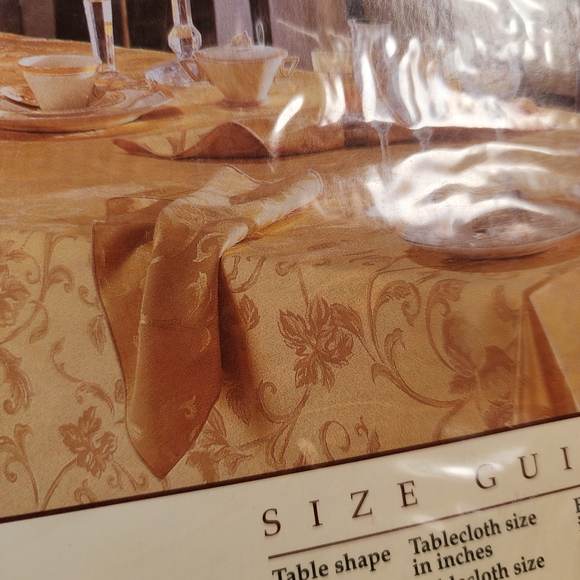 Autumnal Scroll dark green tablecloth 60 x 84 OVAL NWT - Picture 7 of 7